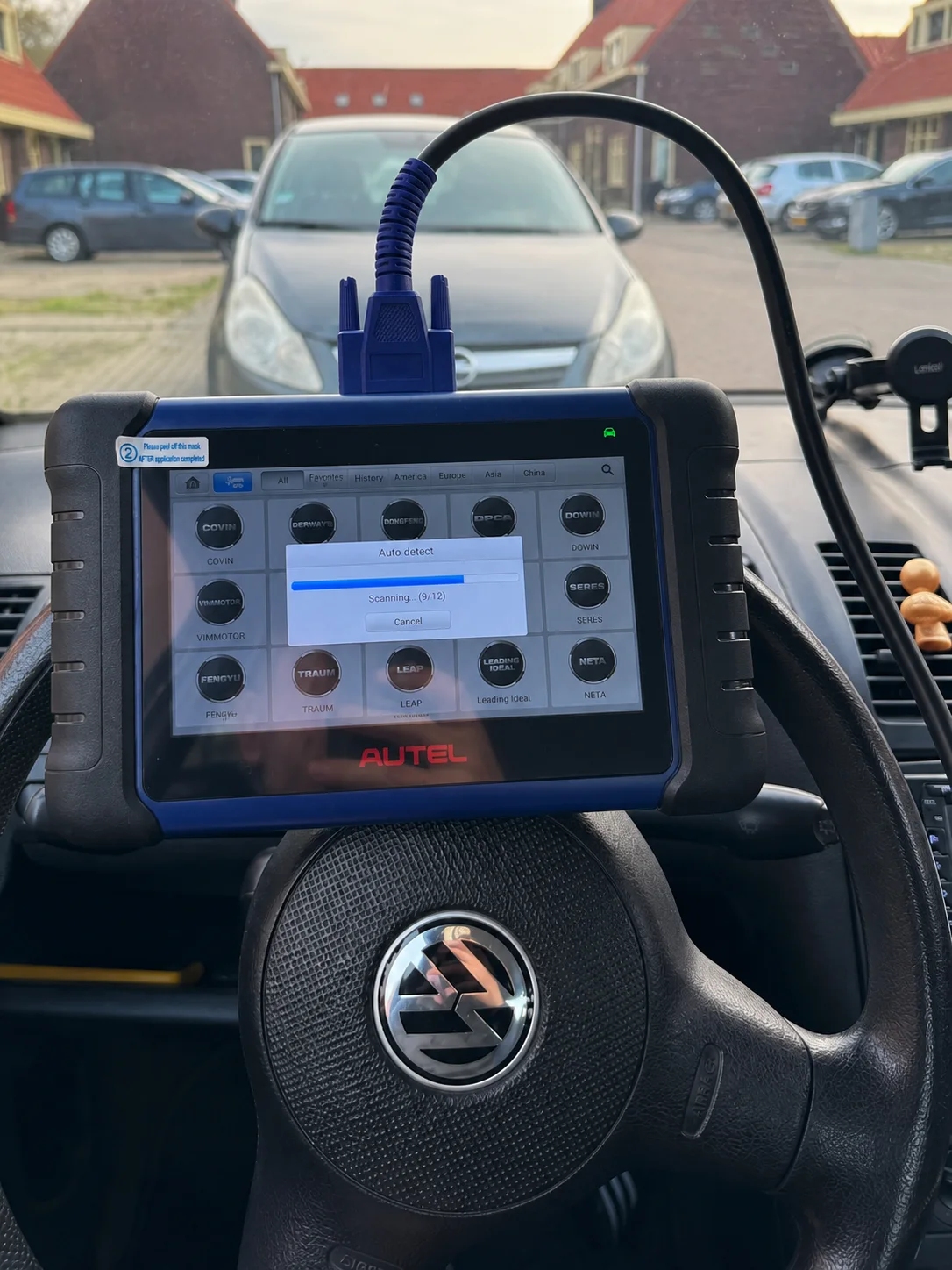 Uitleesapparatuur aangesloten in een Volkswagen